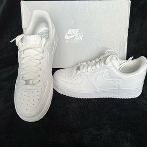 Size 8 women’s white Nike Air force 1 ‘07
